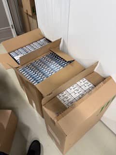 Geopende dozen met illegale sigaretten.
