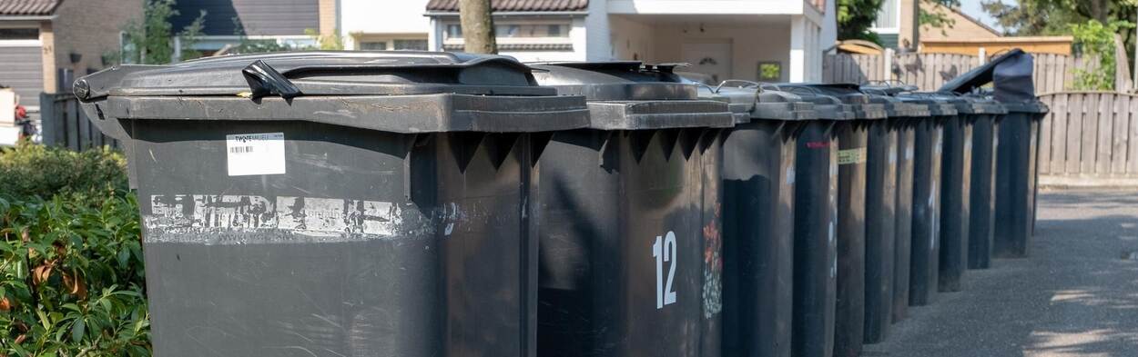 Een rij afval containers