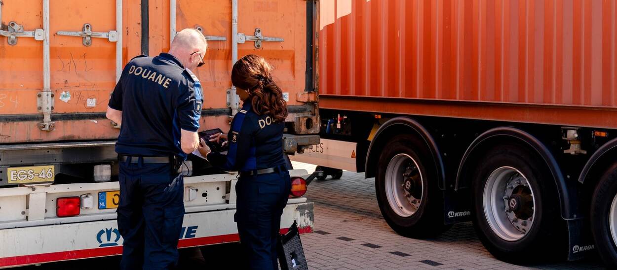 Douaniers inspecteren een container