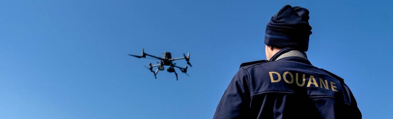 Douane medewerker bestuurt drone