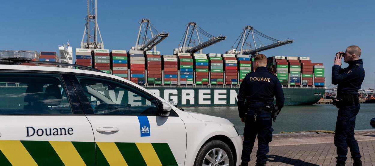 Douane personeel in de Rotterdamse Haven