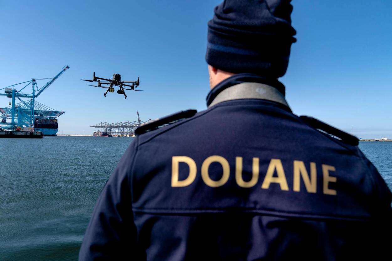 Douane medewerker bestuurt drone in Rotterdamse Haven