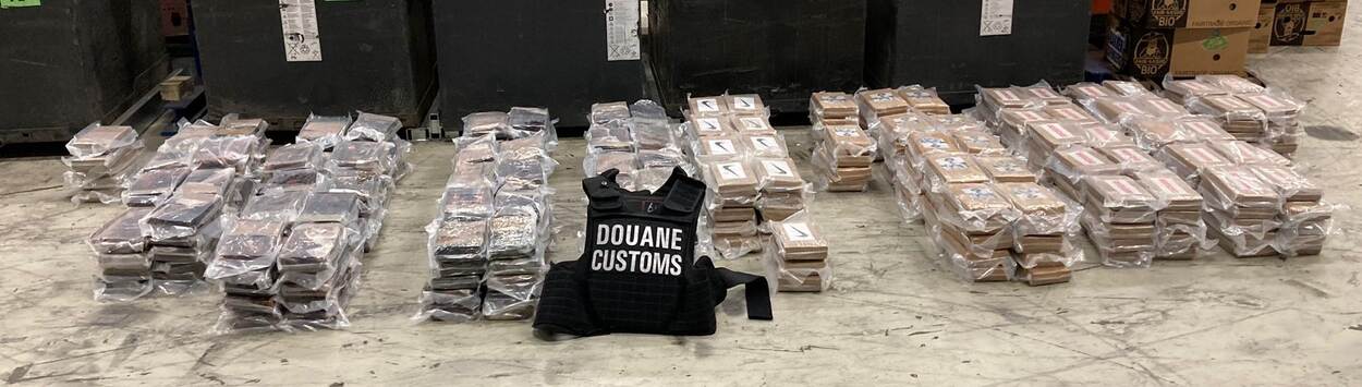 pakketten cocaïne, uitgestald op de grond