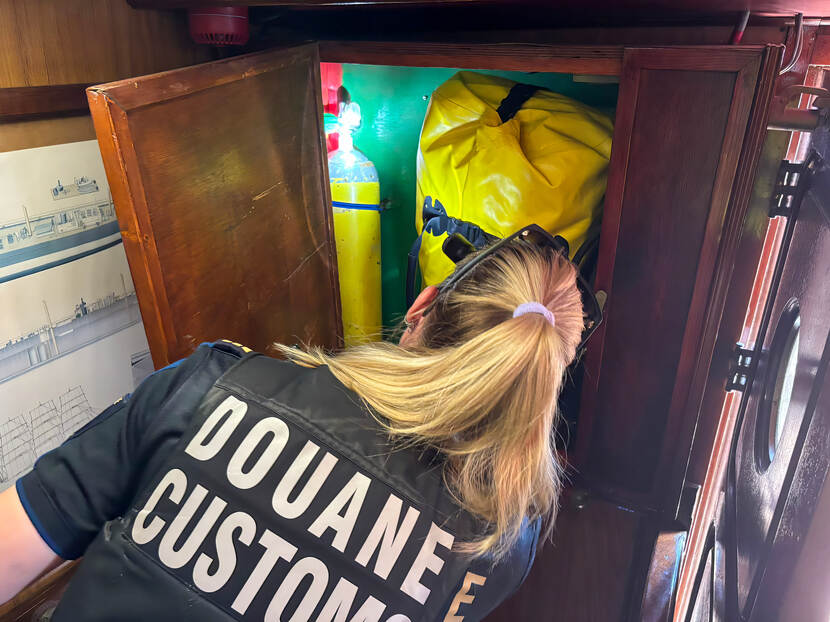De douane controleert op een schip