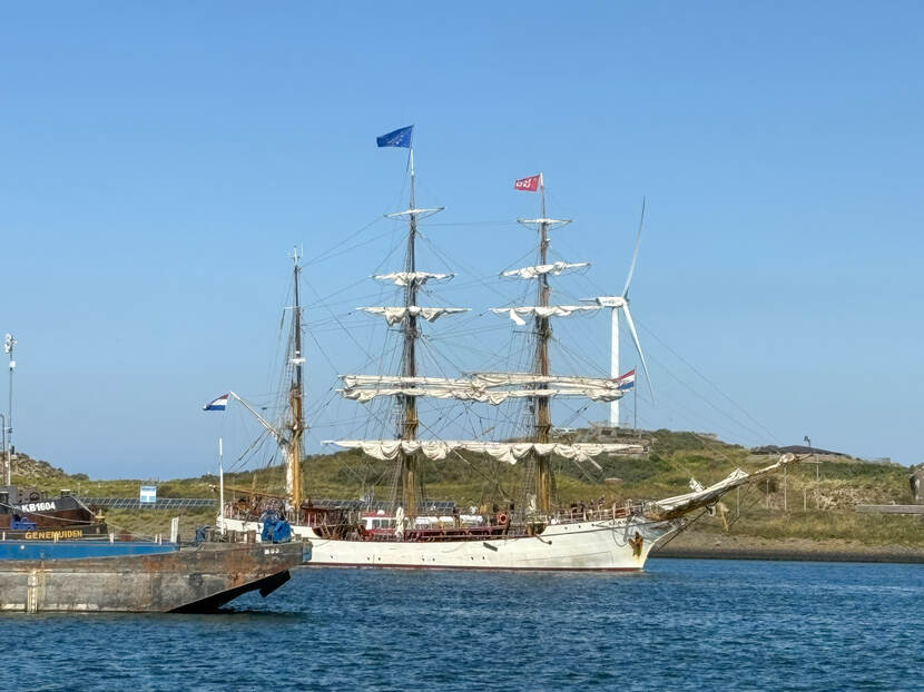 Zeilboot met drie masten die de haven binnenvaart