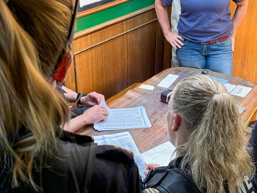 De Douane controleert formulieren van het schip