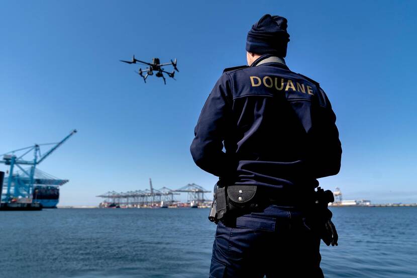 Douane medewerker bestuurt een drone