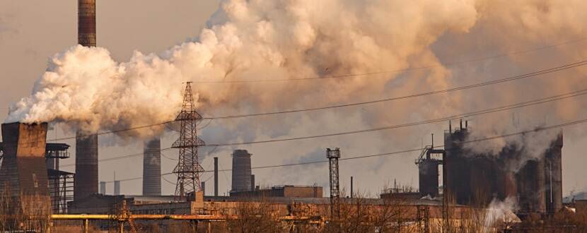 Industrie met rokende schoorstenen