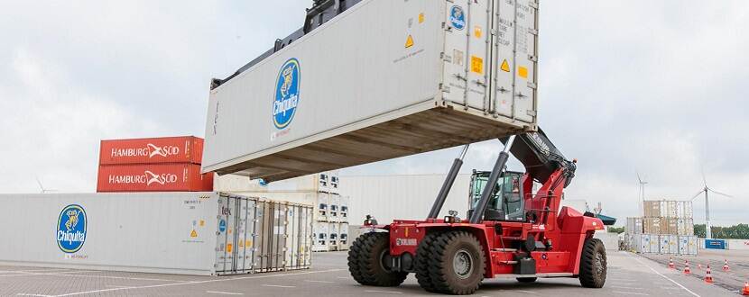 Een witte koelcontainer in de haven