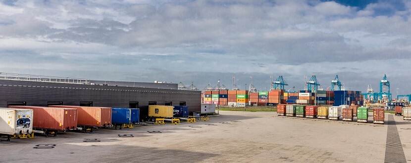Containers in een haventerminal