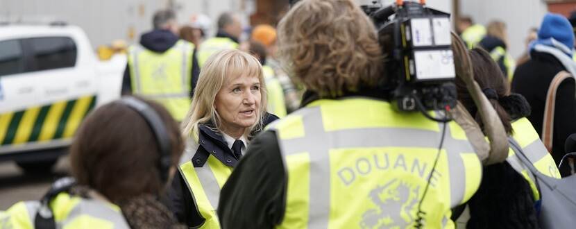 Nanette van Schelven, Directeur-generaal Douane, staat de pers te woord