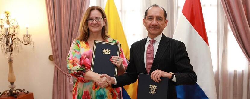 Staatssecretaris Aukje de Vries van Financiën (Toeslagen en Douane) en viceminister Carlos Larrea van Buitenlandse Zaken van Ecuador tekenen een douaneverdrag