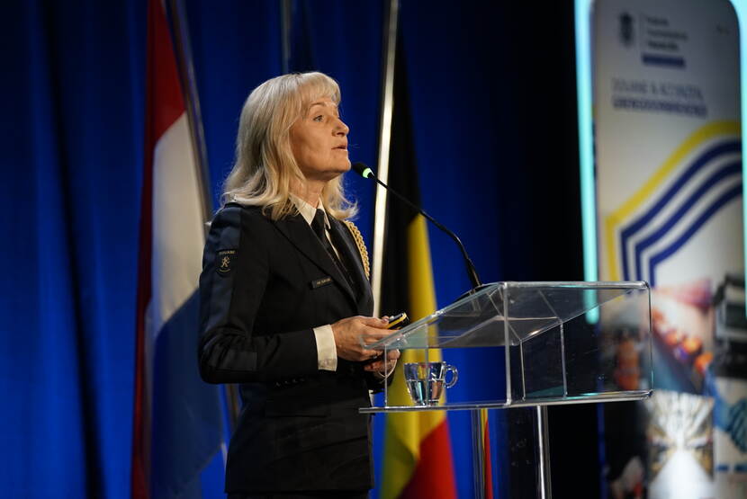 Nanette van Schelven spreekt zaal toe bij presentatie drugscijfers 2023