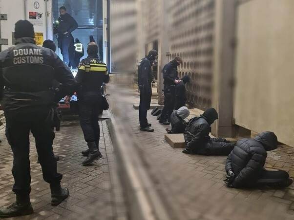 aangehouden uithalers zitten op de grond