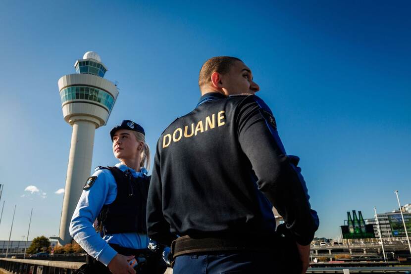 Een douanier en marechaussee