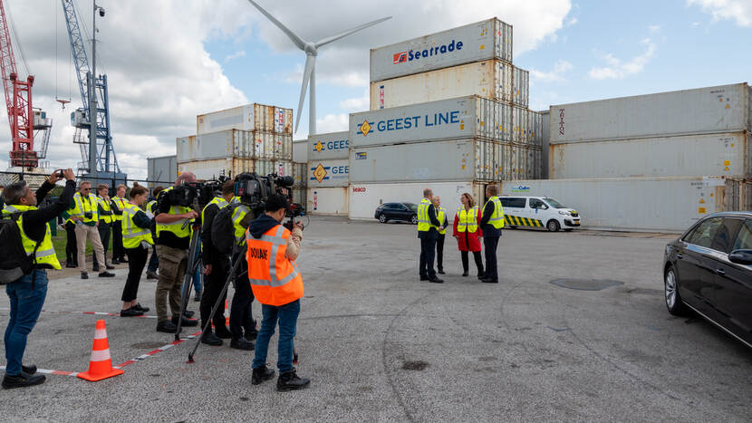 Pers en media fotograferen Koning voor containers in Vlissingen