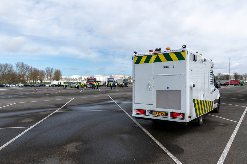 TFOC-medewerkers controleren vrachtwagens