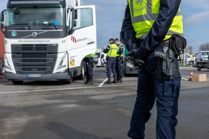 TFOC-medewerkers ondervragen een vrachtwagenchauffeur