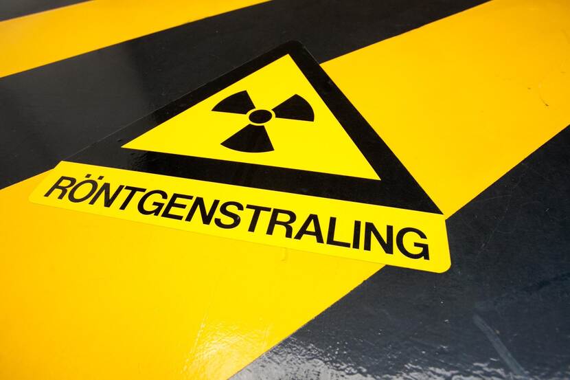 teken radioactieve straling op containerscanner Schiphol
