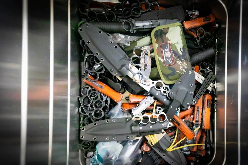 Verzameling gevonden wapens in een kist