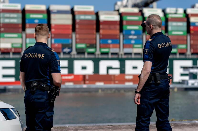 twee douaniers in de haven, op de rug gezien