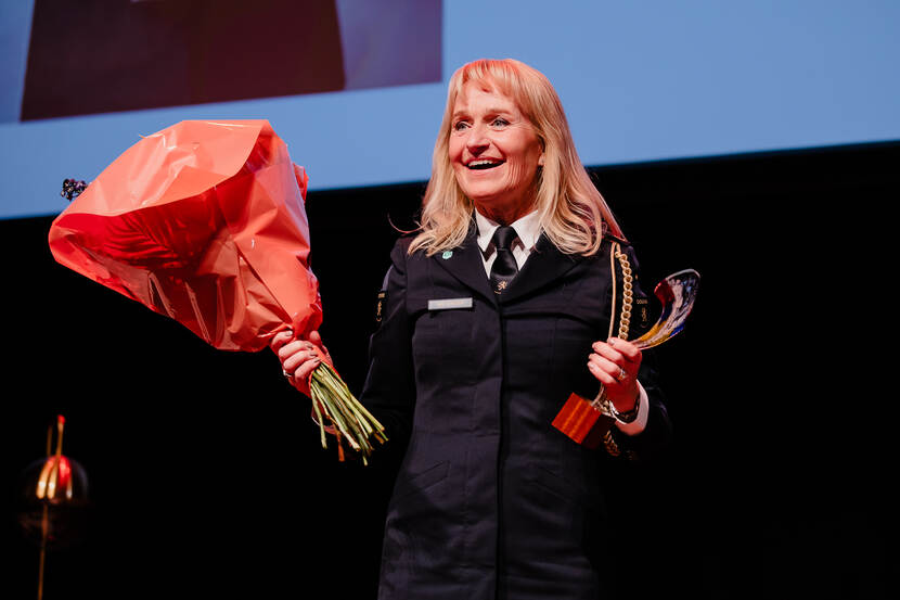 Nanette van Schelven (Directeur-Generaal Douane) neemt de award voor Overheidsmanager van het Jaar in ontvangst.