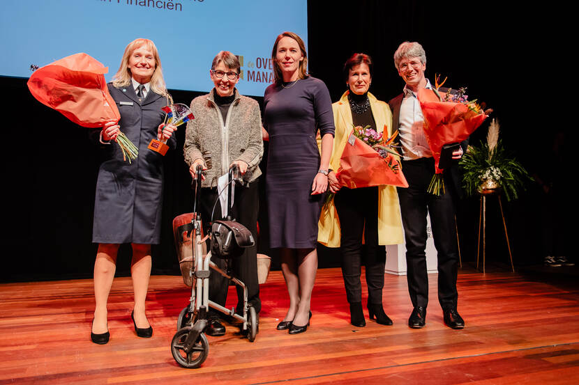 Afbeelding met Nanette van Schelven, Jetta Klijnsma, Anke Bruins Slot, Christien Bronda en Theodor Kockelkoren