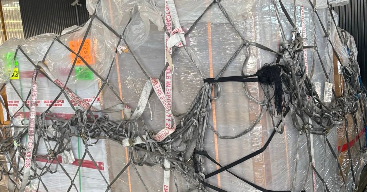 Douane onderschept enorme lading van 5,4 miljoen sigaretten op Schiphol